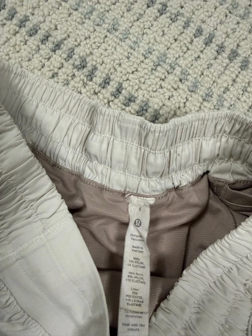 Lululemon Hotty Hot Shorts 2.5 - Picture 2 of 3